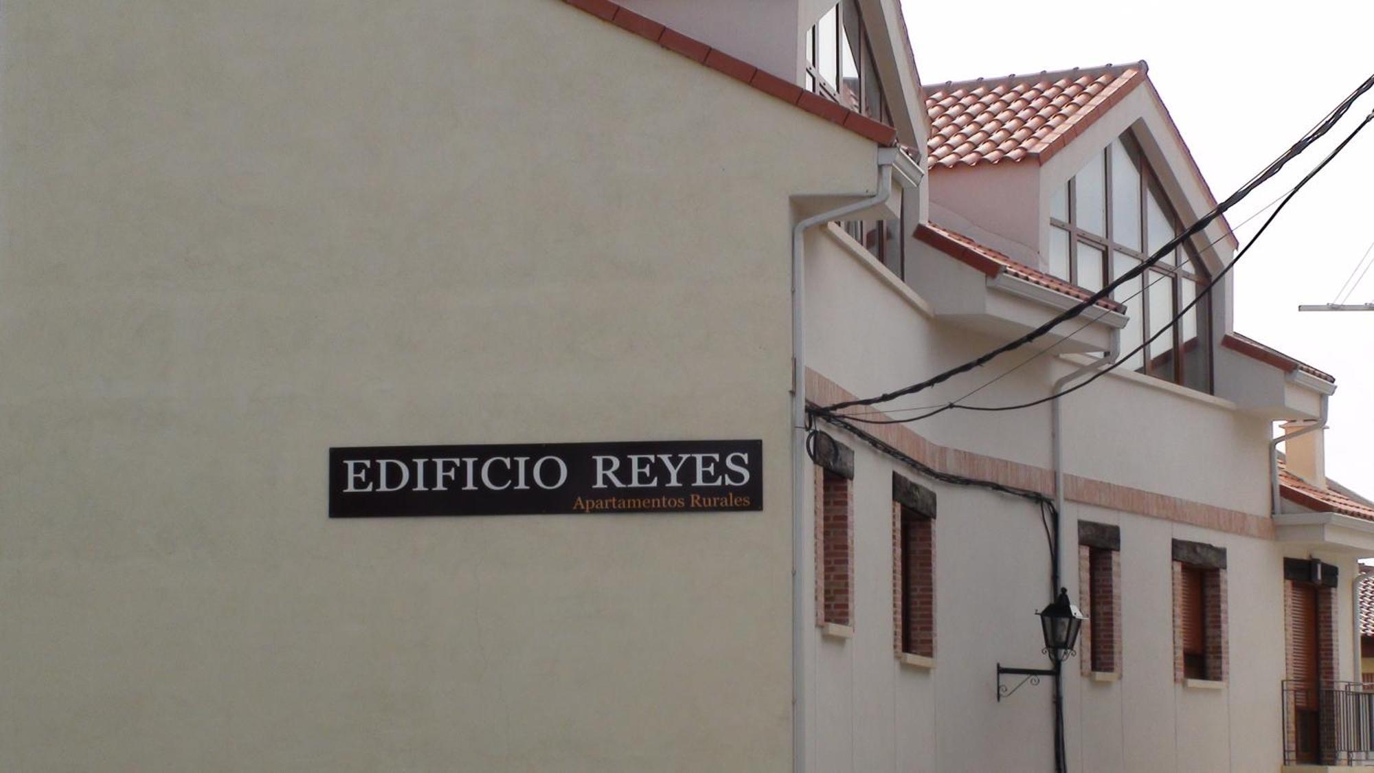Edificio Reyes Leilighet La Adrada Eksteriør bilde